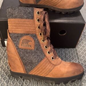 Sorel Women's Tan and Gray Lace Up Boots